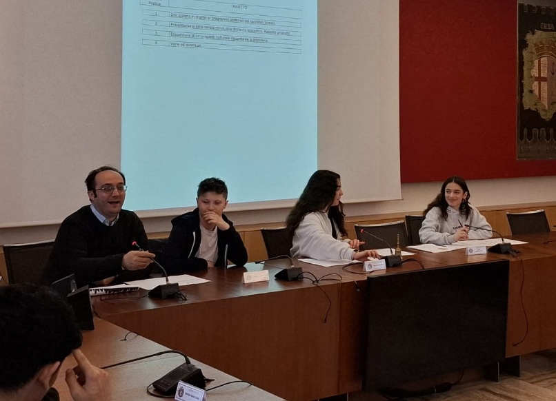 I ragazzi del Ccr cercano un logo per la biblioteca