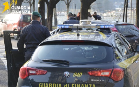 Guardia di Finanza: 150 veicoli controllati nel fine settimana in provincia di Como