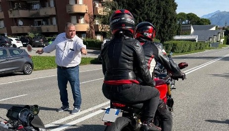 Il sindaco di Inverigo regola il traffico durante processioni e cortei
