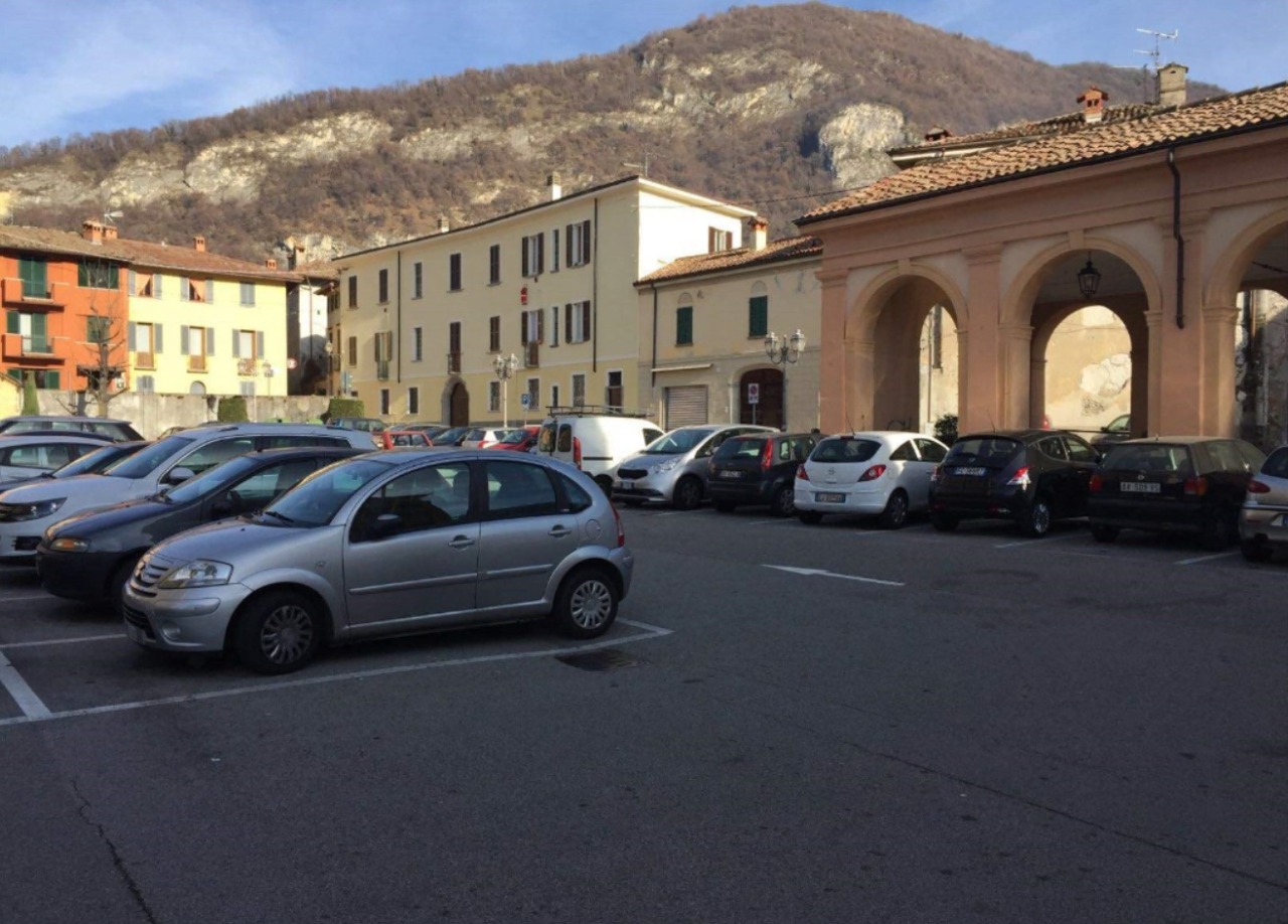 Pulizia mensile in piazza: divieto di sosta per le auto