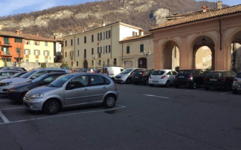 Pulizia mensile in piazza: divieto di sosta per le auto