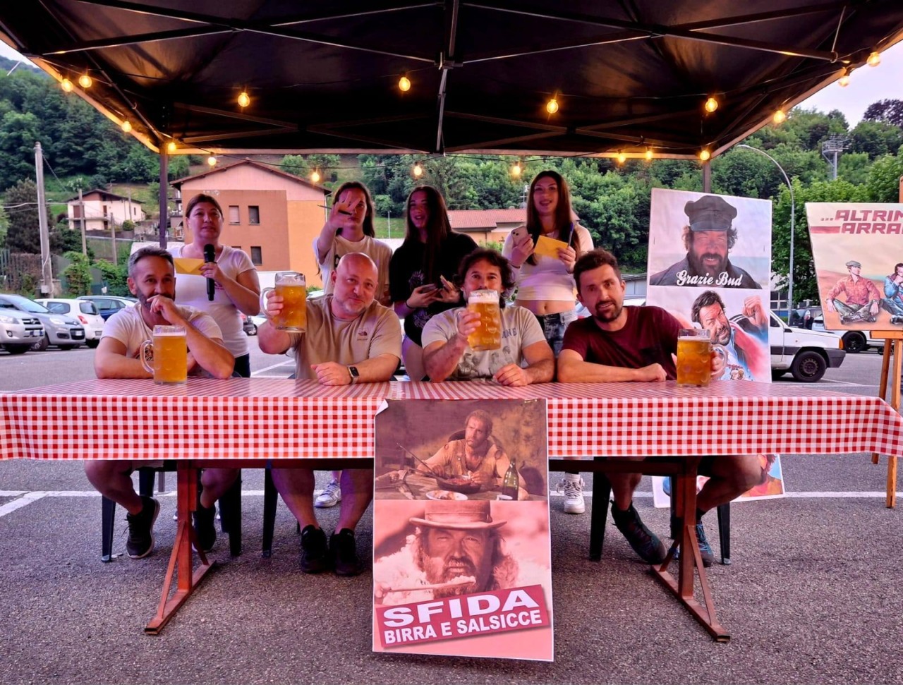 Asso ospita “Altrimenti ci Arrabbiamo” con la sfida “Ce la giochiamo a birra e salsicce”