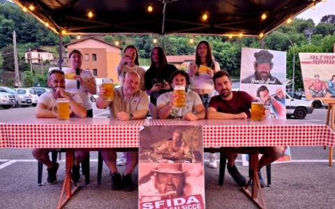 Asso ospita “Altrimenti ci Arrabbiamo” con la sfida “Ce la giochiamo a birra e salsicce”