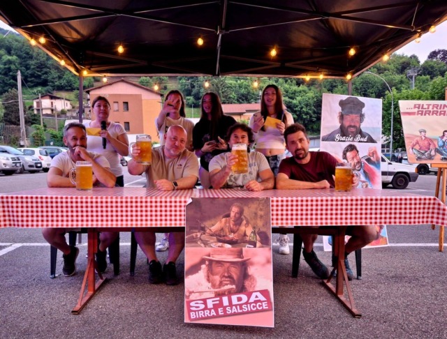 Asso ospita “Altrimenti ci Arrabbiamo” con la sfida “Ce la giochiamo a birra e salsicce”
