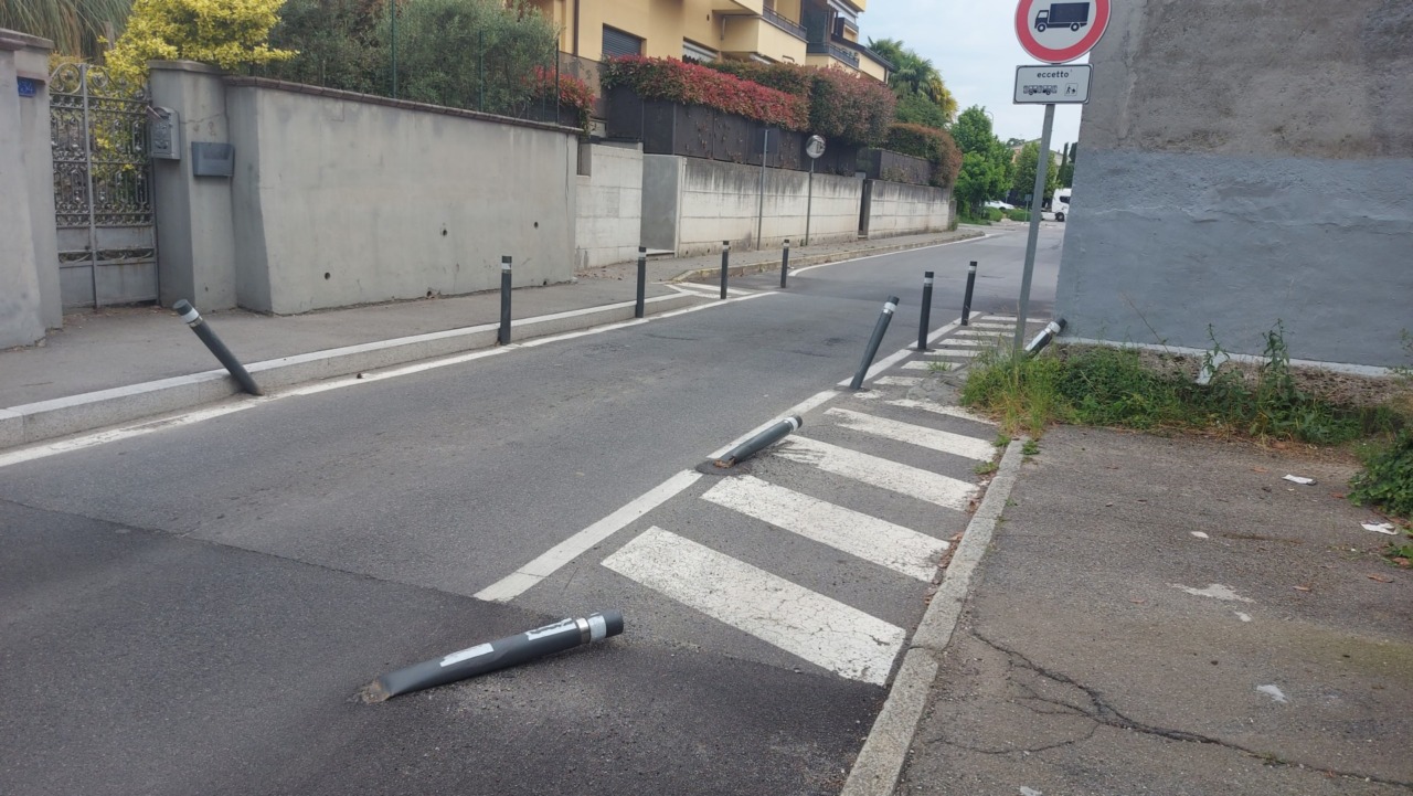Il senso unico alternato di via Vittorio Veneto crea disagi e incidenti