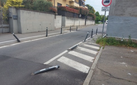 Il senso unico alternato di via Vittorio Veneto crea disagi e incidenti