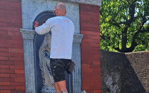 La Vergine torna al suo posto dopo il vandalismo grazie ai volontari