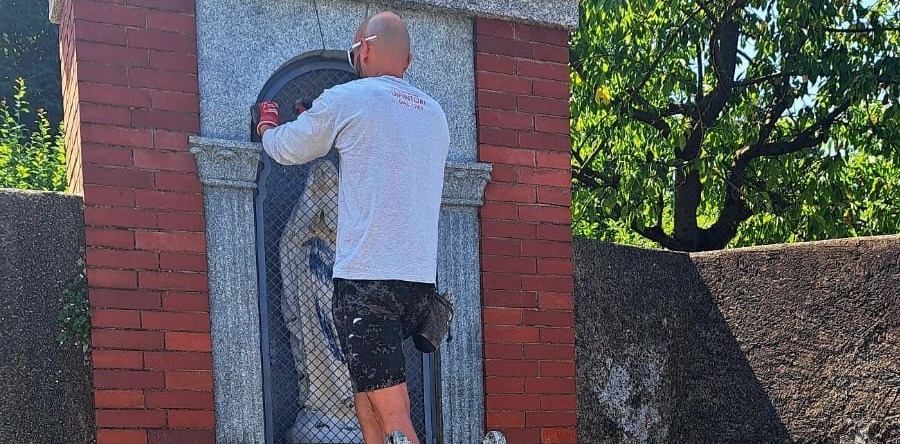 La Vergine torna al suo posto dopo il vandalismo grazie ai volontari