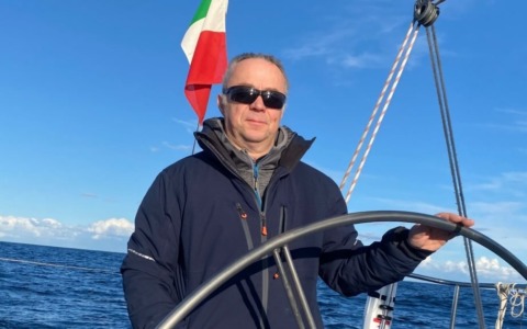 Marcello Muretti, ex consigliere comunale, parte per un giro del mondo in barca a vela