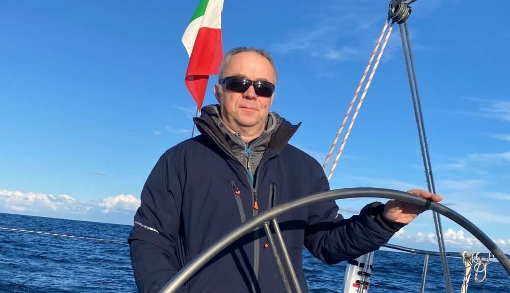Marcello Muretti, ex consigliere comunale, parte per un giro del mondo in barca a vela