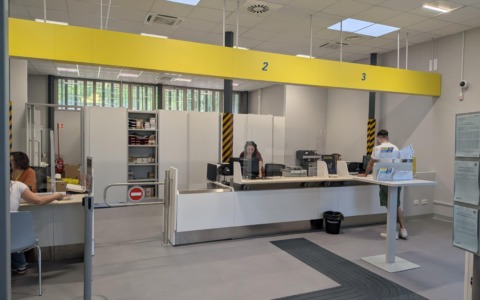 Ristrutturati e operativi, gli uffici postali di Alzate Brianza e Bellagio tornano in servizio