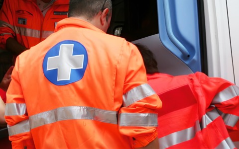 Un 73enne colto da malore a Inverigo, trasportato in codice rosso