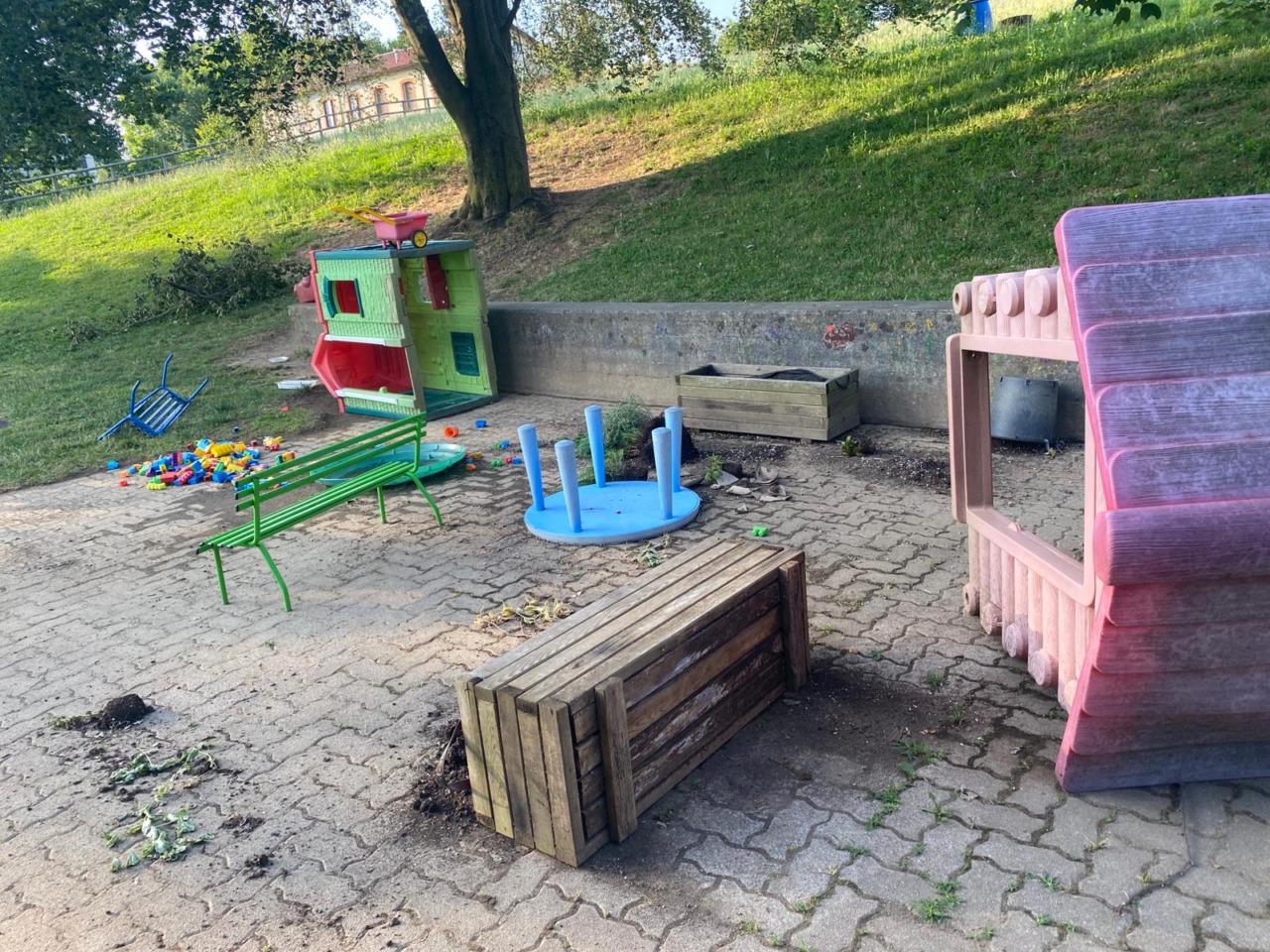Atti vandalici alla scuola dell’infanzia di Villa Romanò