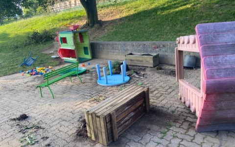 Atti vandalici alla scuola dell’infanzia di Villa Romanò