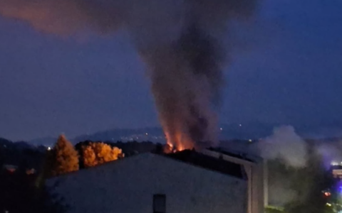 Incendio in un appartamento a Montorfano: evacuate 22 persone