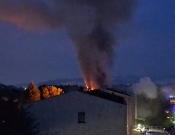 Incendio in un appartamento a Montorfano: evacuate 22 persone