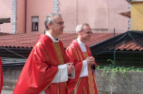 La comunità di Valbrona saluta don Virginio Resnati e accoglie don Adriano Colombini