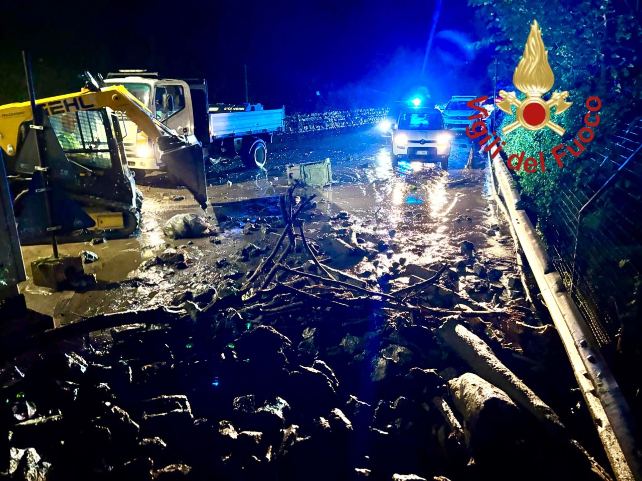 Maltempo in provincia di Como: frana sulla SP583, intervento dei Vigili del Fuoco