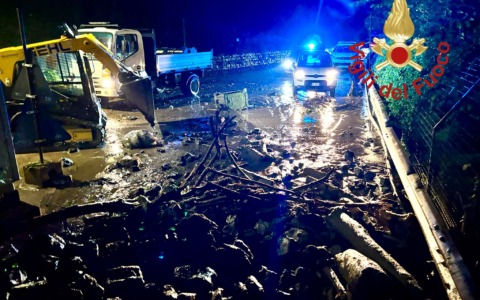Maltempo in provincia di Como: frana sulla SP583, intervento dei Vigili del Fuoco