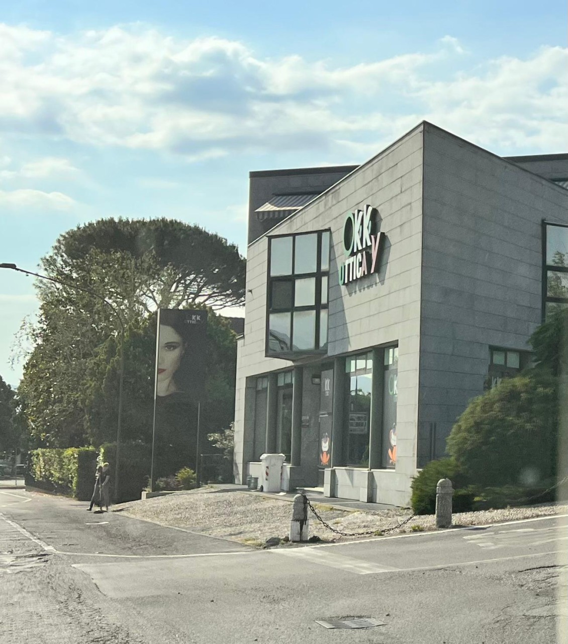 Nuovo furto nel negozio di ottica: vetrina distrutta