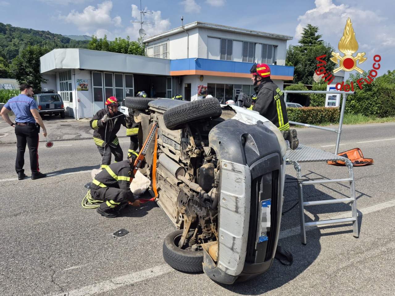 Ribaltamento di un’auto ad Albese con Cassano, conducente in ospedale
