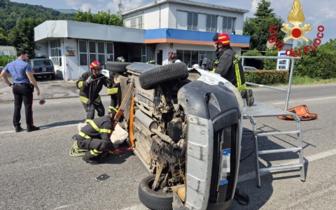Ribaltamento di un’auto ad Albese con Cassano, conducente in ospedale