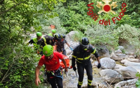 Un 67enne recuperato dai pompieri dopo una caduta in acqua