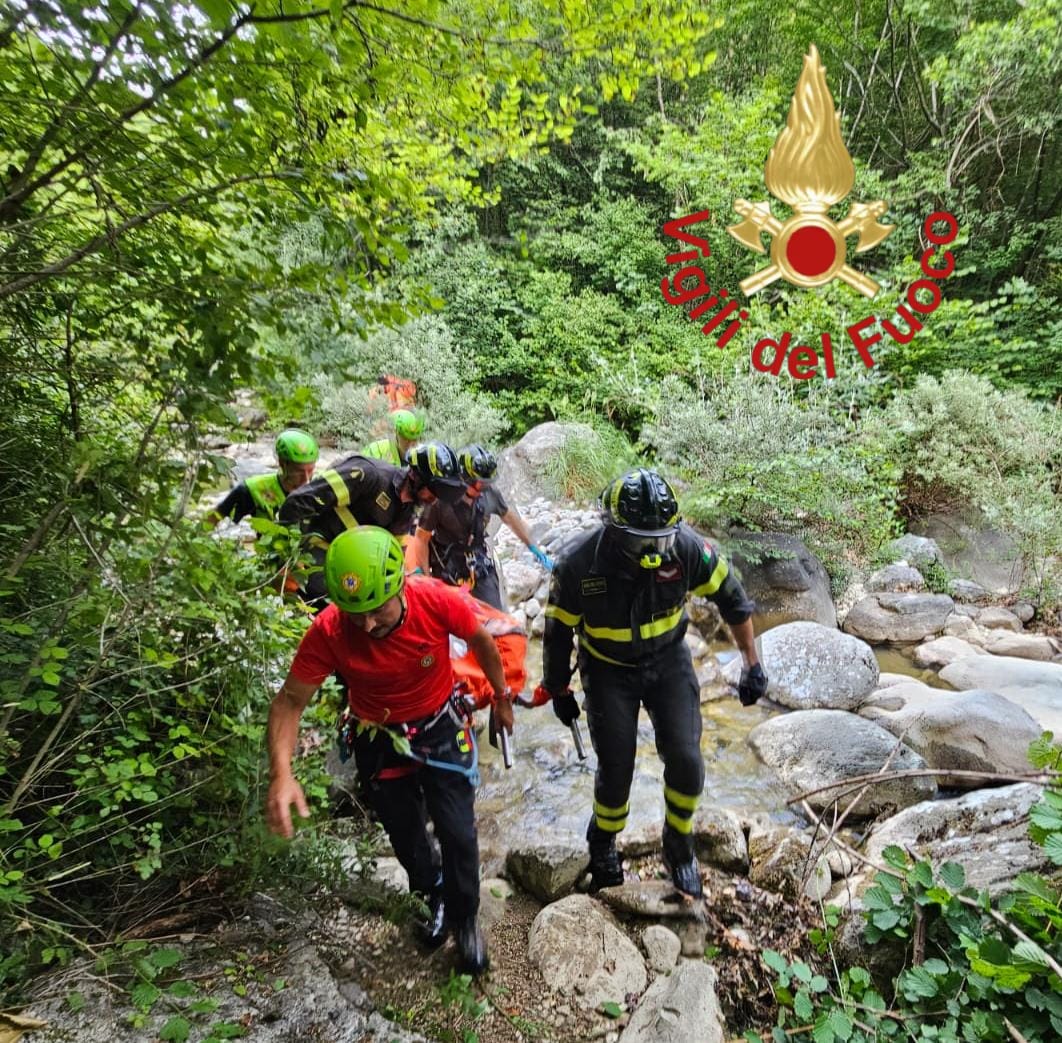 Un 67enne recuperato dai pompieri dopo una caduta in acqua
