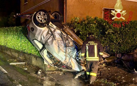 Un’auto si ribalta a Monguzzo