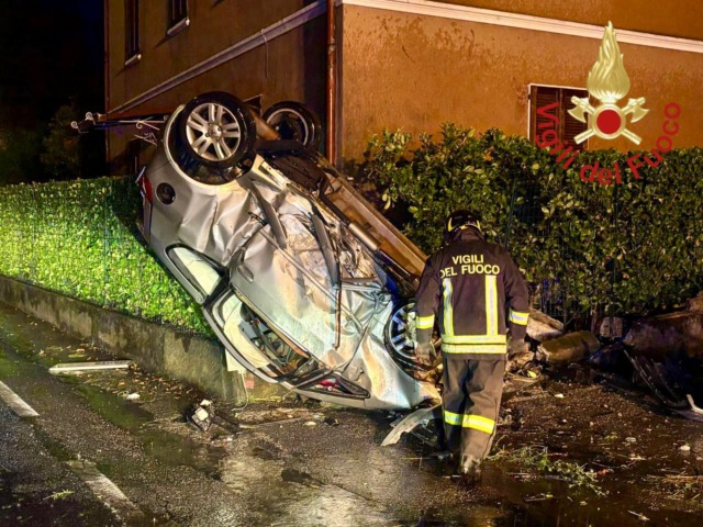 Un’auto si ribalta a Monguzzo
