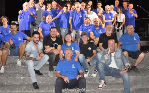 Asso Incontra celebra 10 anni: piazza gremita per un evento speciale