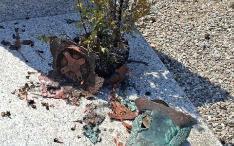 Atti vandalici al cimitero di Parravicino: fiamme alle tombe