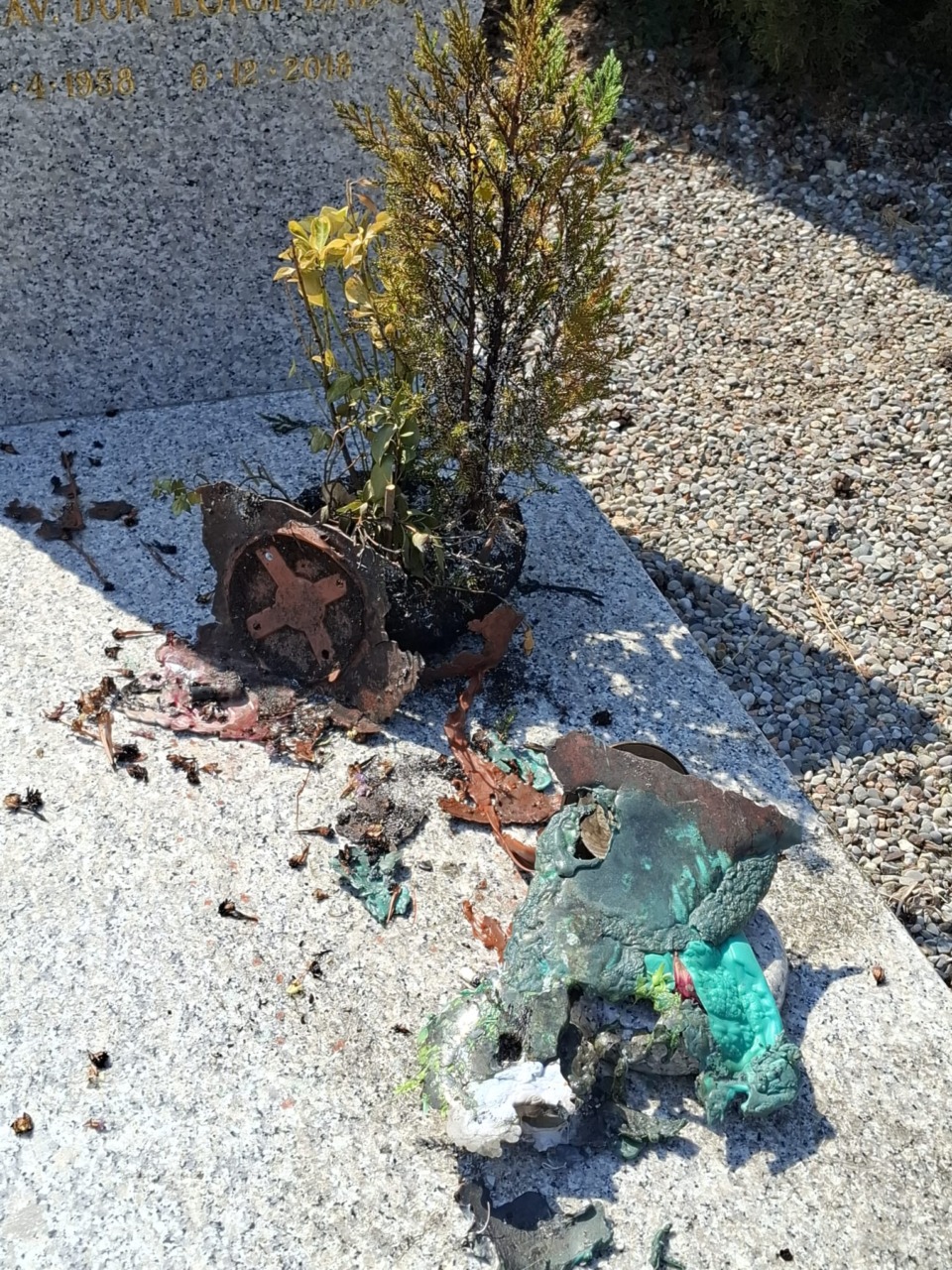 Atti vandalici al cimitero di Parravicino: fiamme alle tombe