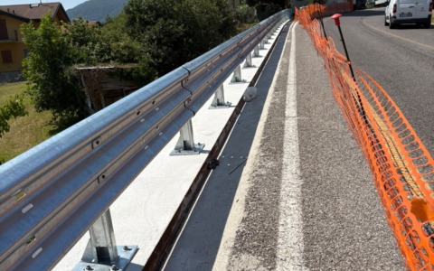 Avanzano i lavori per la nuova barriera sulla SP41 tra Erba e Longone al Segrino