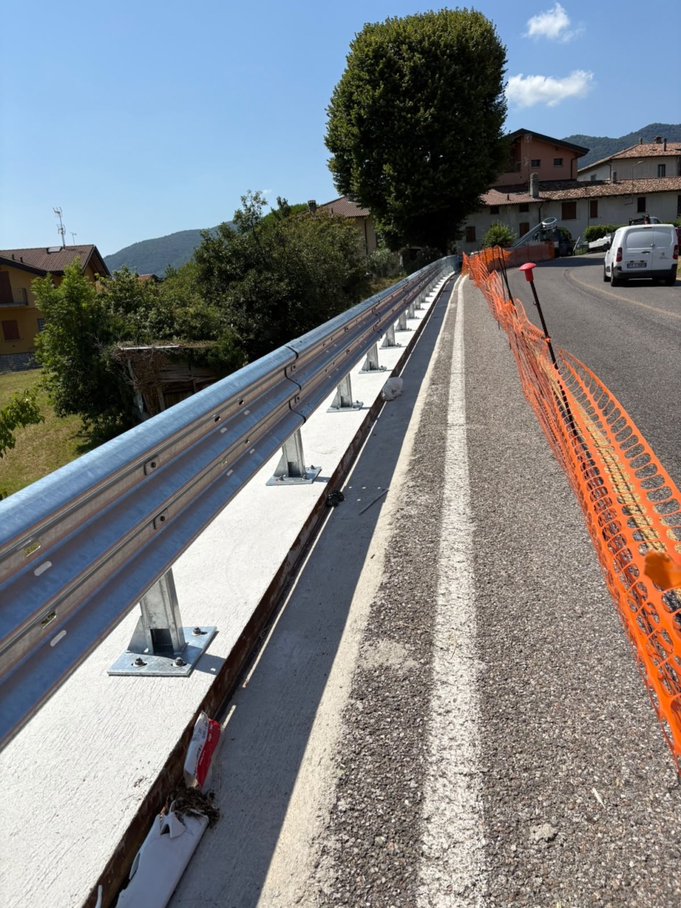 Avanzano i lavori per la nuova barriera sulla SP41 tra Erba e Longone al Segrino