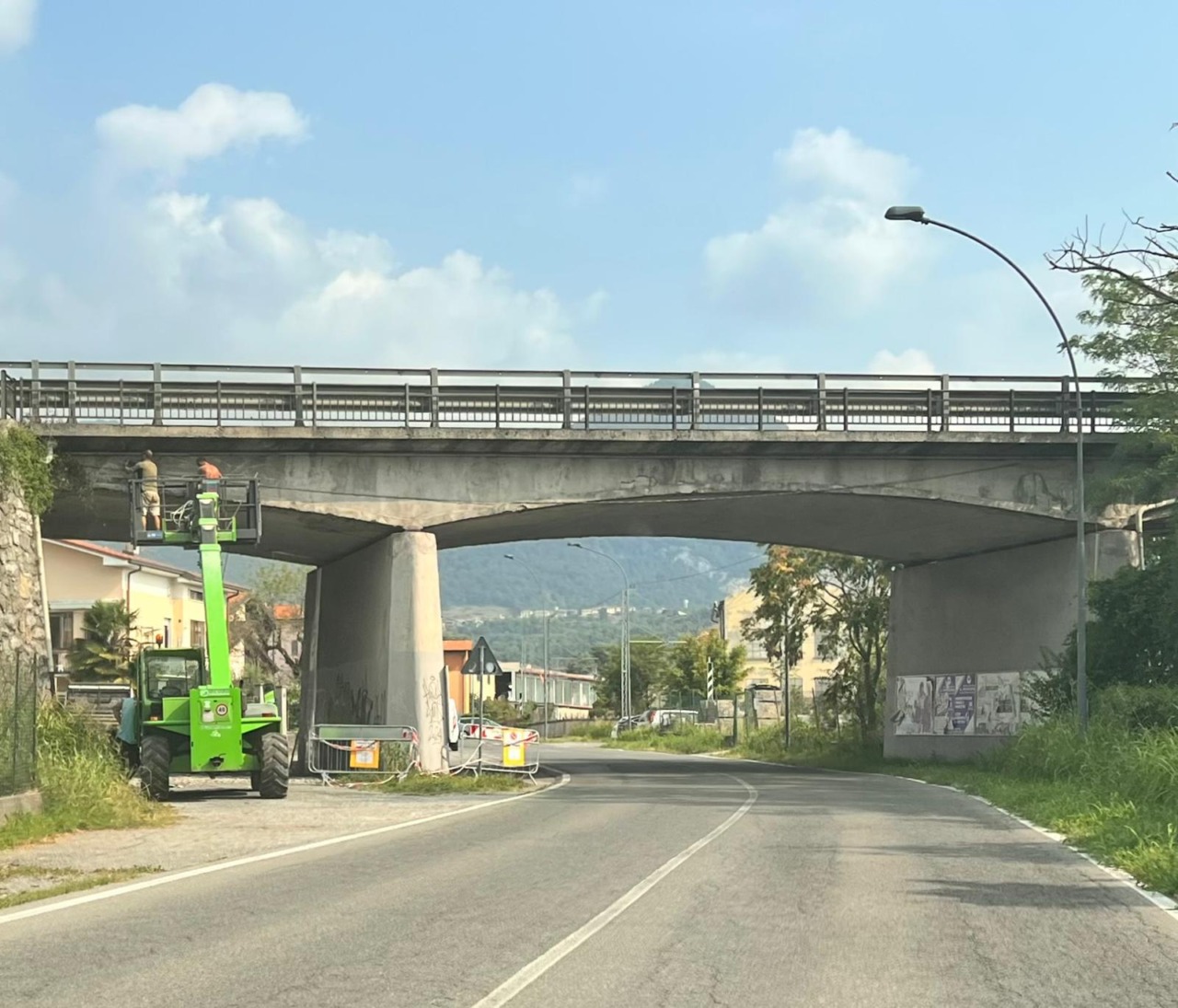 Caduta calcinacci dal ponte, divieto di transito in via Zappa