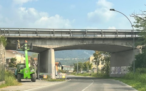 Caduta calcinacci dal ponte, divieto di transito in via Zappa