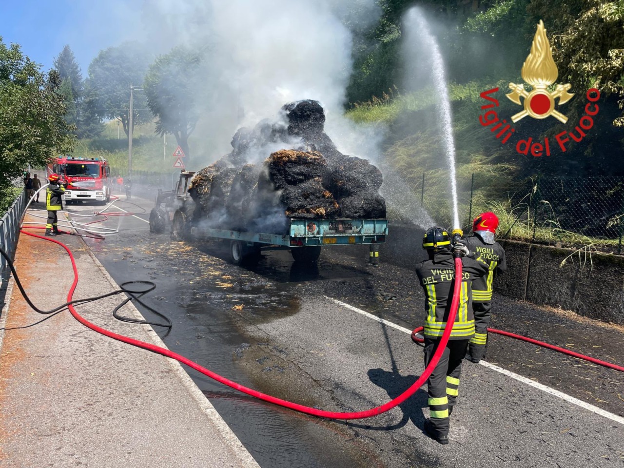 Fiamme distruggono un trattore carico di fieno