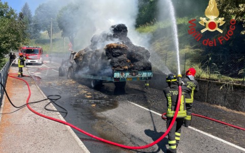 Fiamme distruggono un trattore carico di fieno