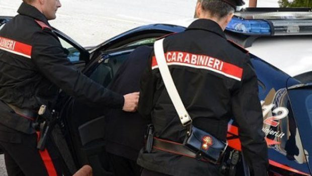 Furto con spaccata al bar: arrestato un 33enne