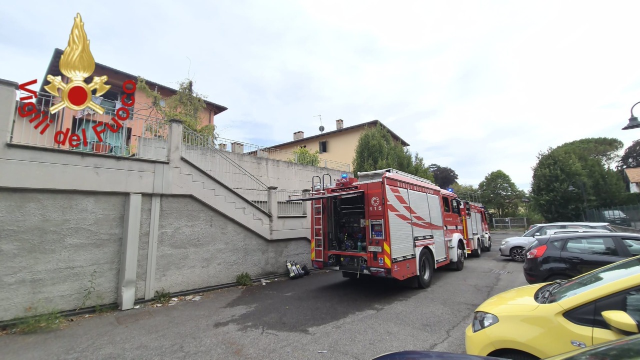 Incendio in un condominio di Erba: 11 persone soccorse, 7 intossicate