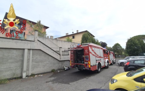 Incendio in un condominio di Erba: 11 persone soccorse, 7 intossicate