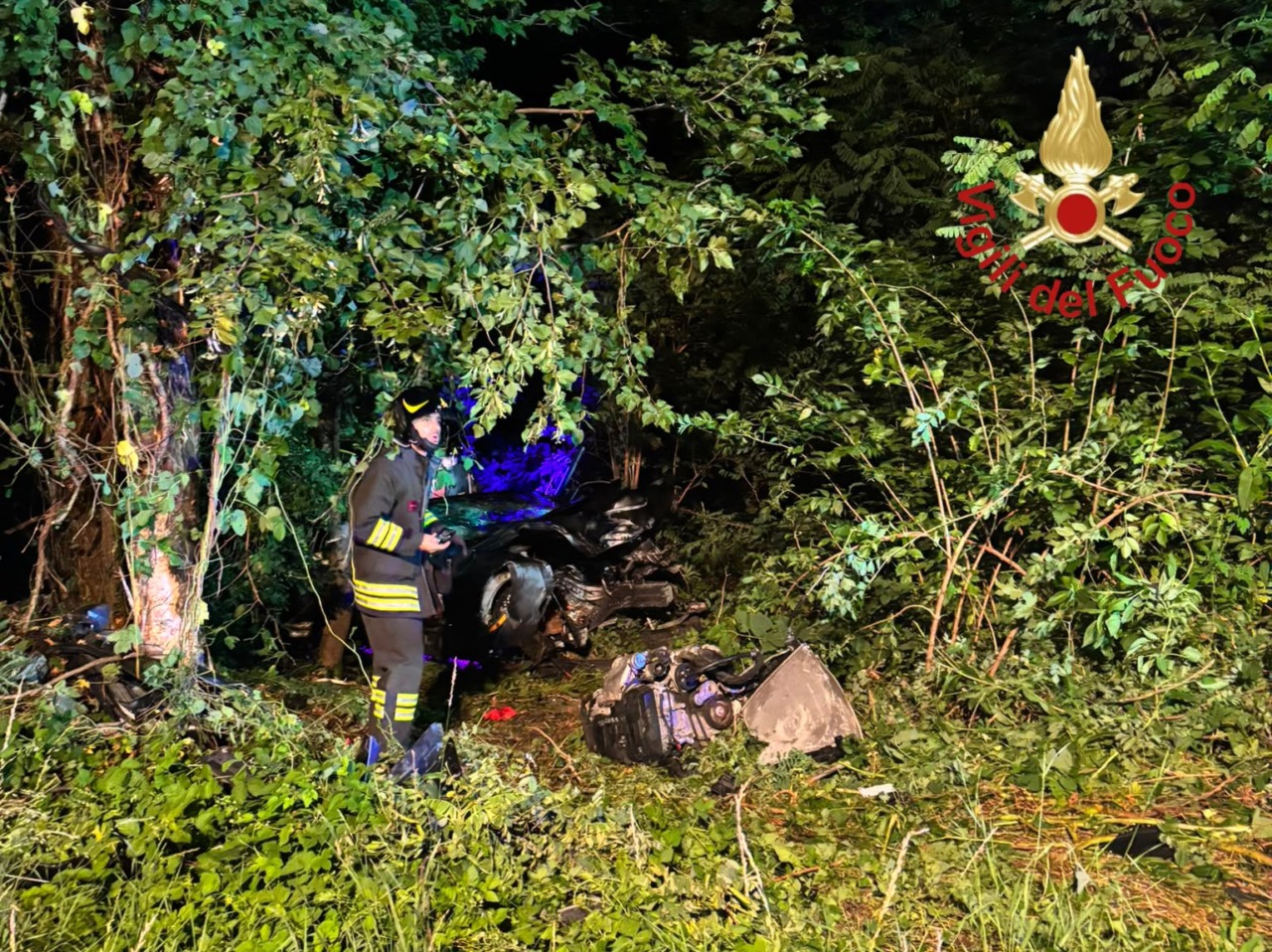 Un’auto esce di strada e si schianta nel bosco: tre giovani feriti