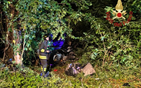 Un’auto esce di strada e si schianta nel bosco: tre giovani feriti