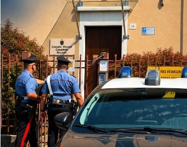 Denunciato un giovane per porto abusivo di arma e spaccio di sostanze stupefacenti