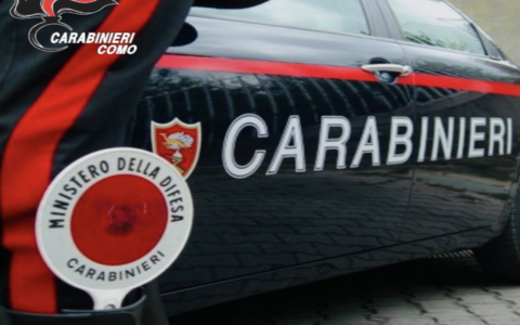 Giovane pusher abbandona marsupio con droga e coltello: denunciato dai Carabinieri